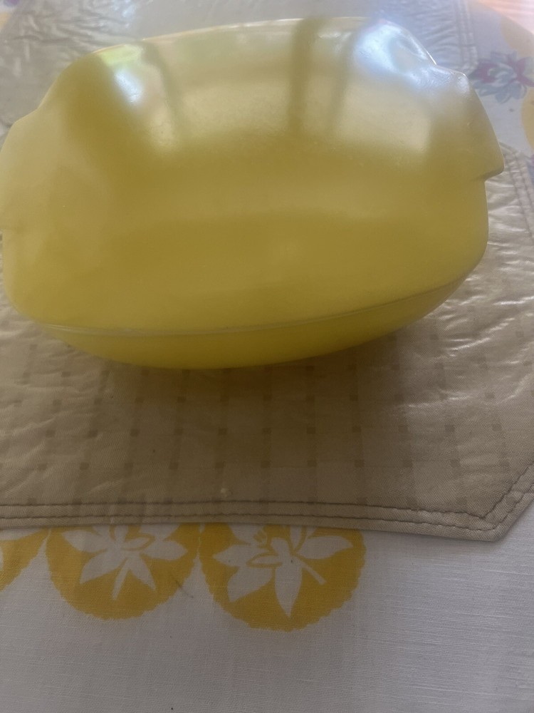Pyrex Yellow 525-B 2 1/2 Qt Vintage Covered Rounded Square Hostess Casserole
