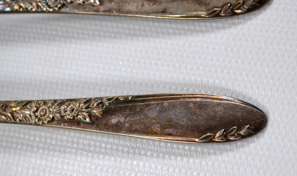 2 Wm A Rogers Oneida Silverplate Shrimp / Cocktail Forks 6” Unknown Pattern
