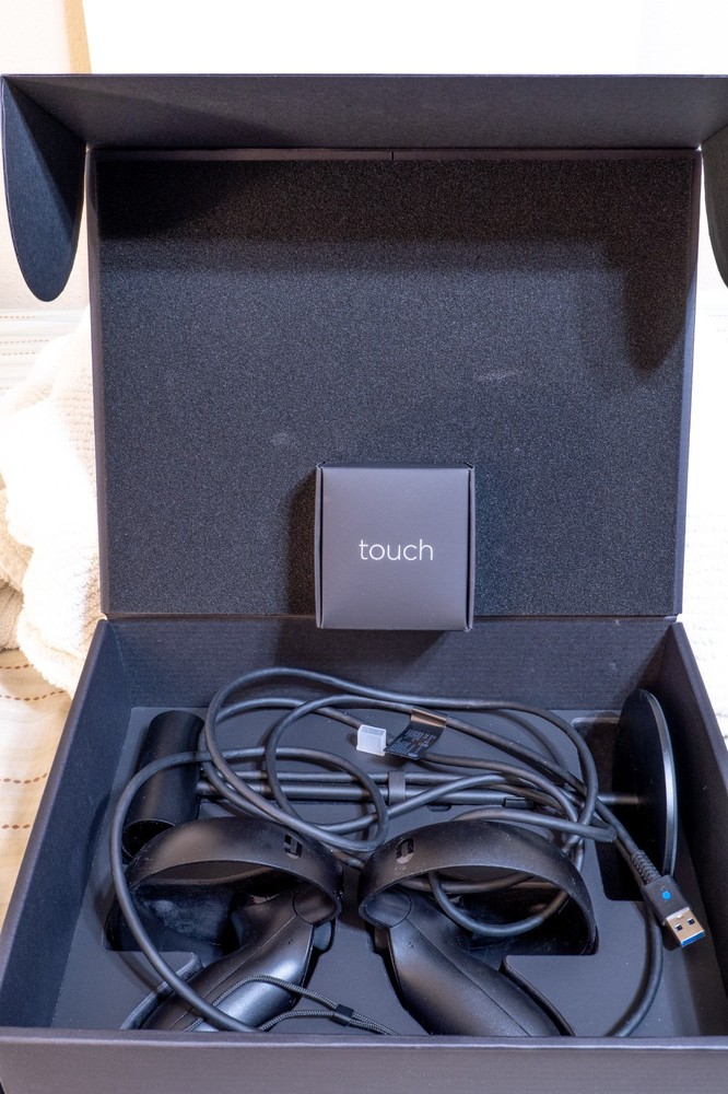 Oculus Rift - Virtual Reality Headset + Touch Controllers & 2x Sensors