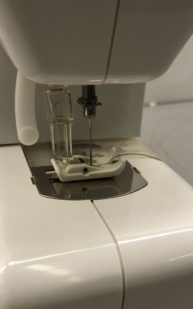 Singer TT600A Tiny Tailor Mending Sewing Machine Portable Compact With Box