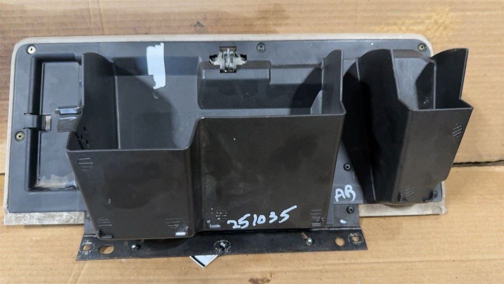 SUBURBN15 2006 Glove Box 18763