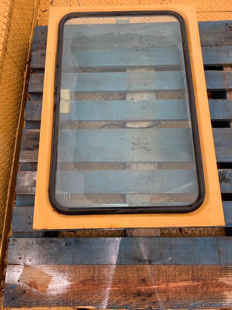 5V9316 Caterpillar RH Door / Window