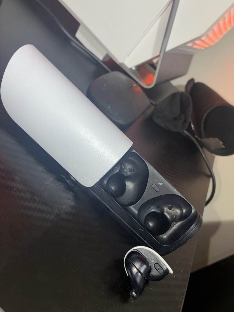 Pluse Explore Earbuds Case And Right Head Phone