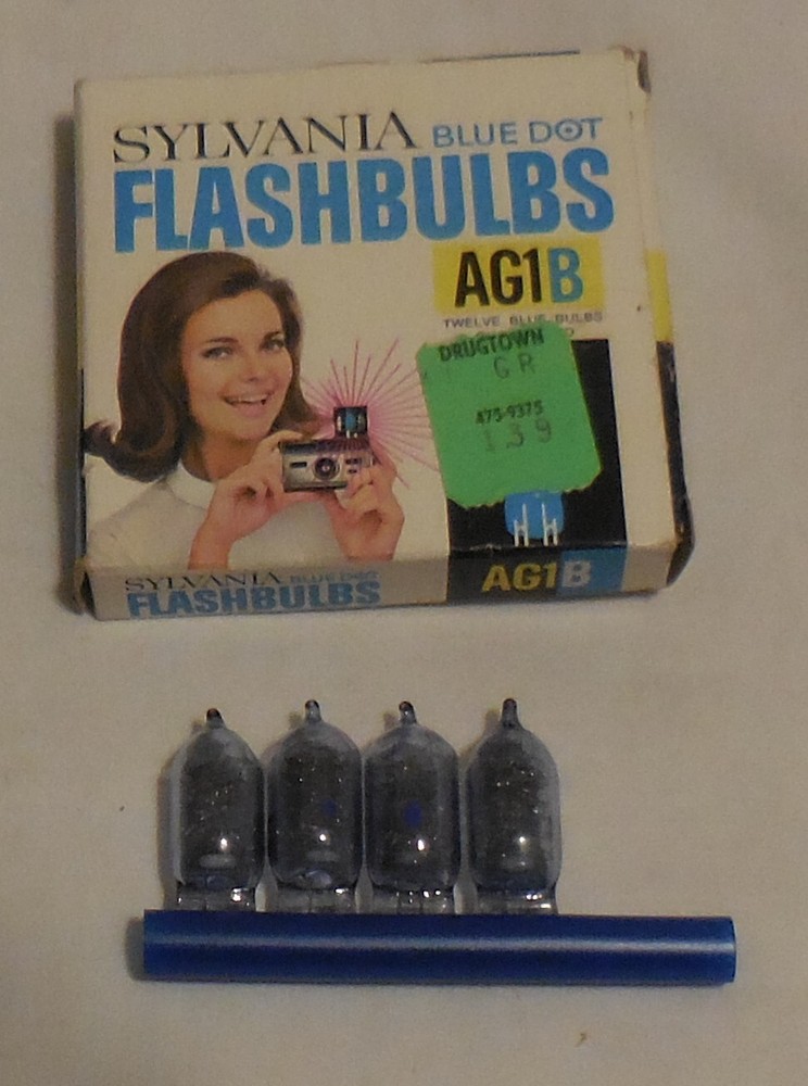 4 left Sylvania Blue Dot Flashbulbs AG1B Box Blue Bulbs