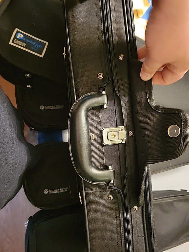 1/4 Eastman Strings Violin Case Hinge Is Broken Still Usable Could Be Fixed