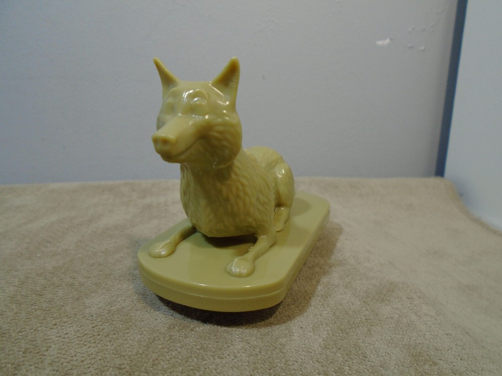 PLASTIC ROLLING PULL BACK FRICTION DOG FIGURE UNBRANDED (MA1543)
