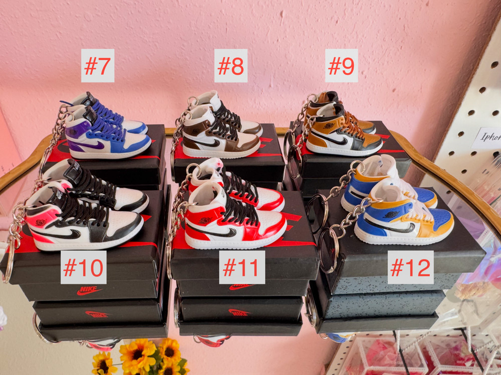 Nike Jordan 1 keychain sneaker pair with display box