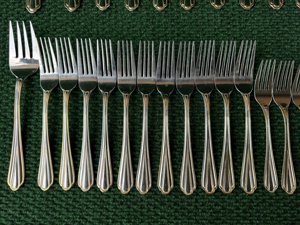 Hampton Silversmiths HSV209 Gold Accent Beaded Flatware 68 Pieces