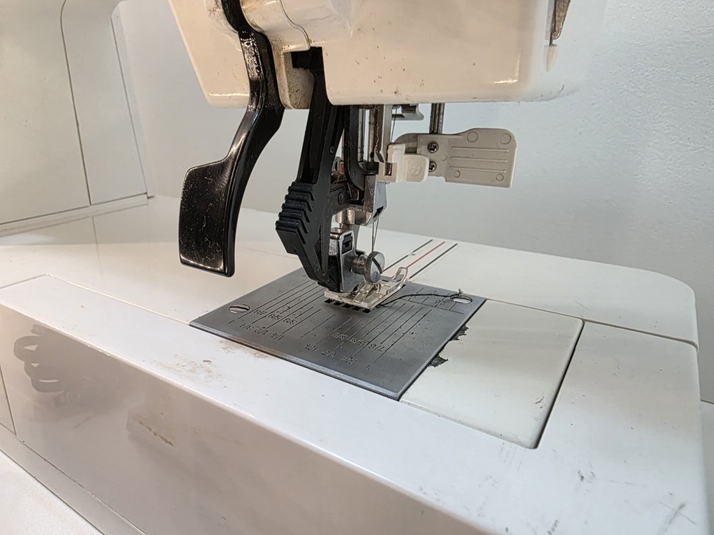 Singer Quantum L-500 Computerized Sewing Machine – Tested & Working LCD Display