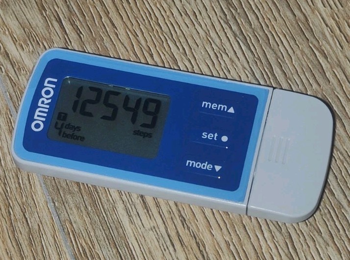 OMRON TRI-AXIS PEDOMETER WITH FIVE ACTIVITY MODES MODEL HJ-324U NEW OPEN BOX