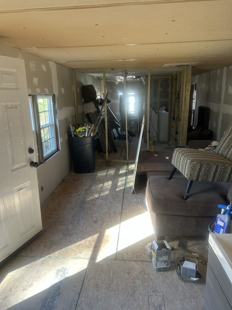 Contemporary Prefab Mobile Home 2 Bed 2 Bath Multiple Windows Wood Metal.