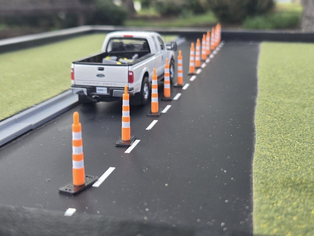 1/50 Scale Traffic Delineator Lane Dividers *12 Pack*