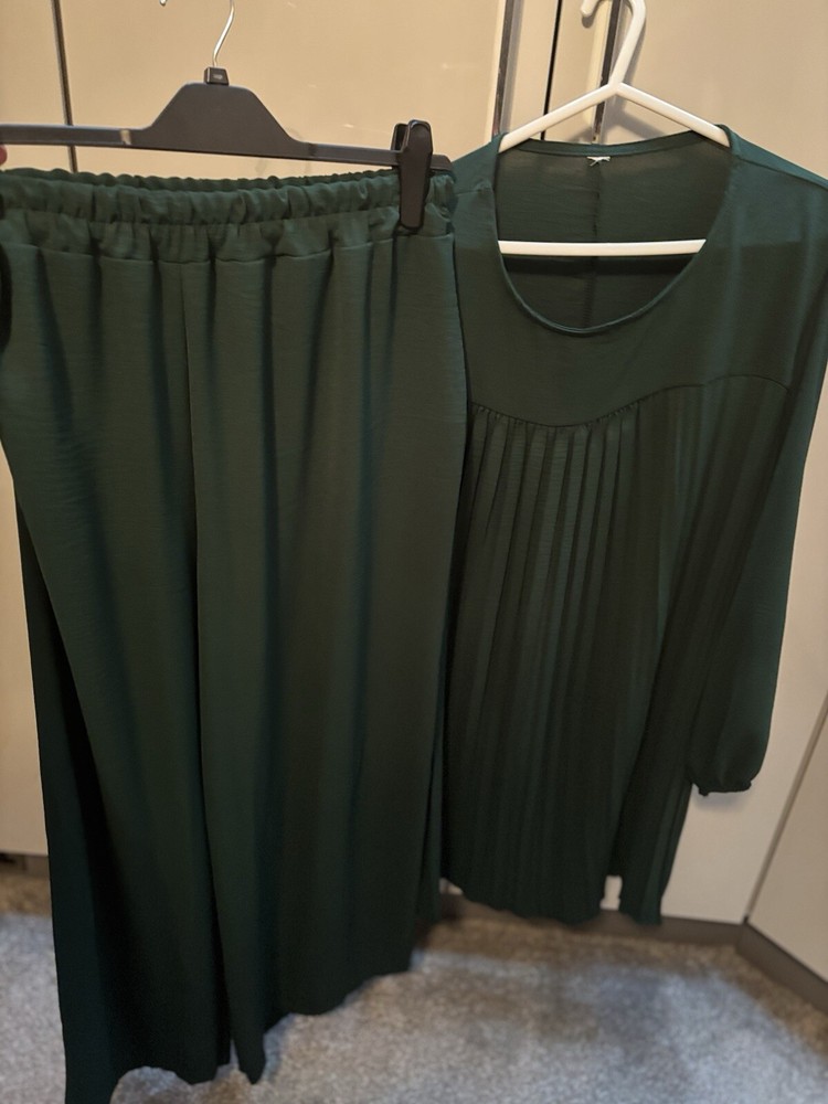 Pleated emerald two-piece outfit