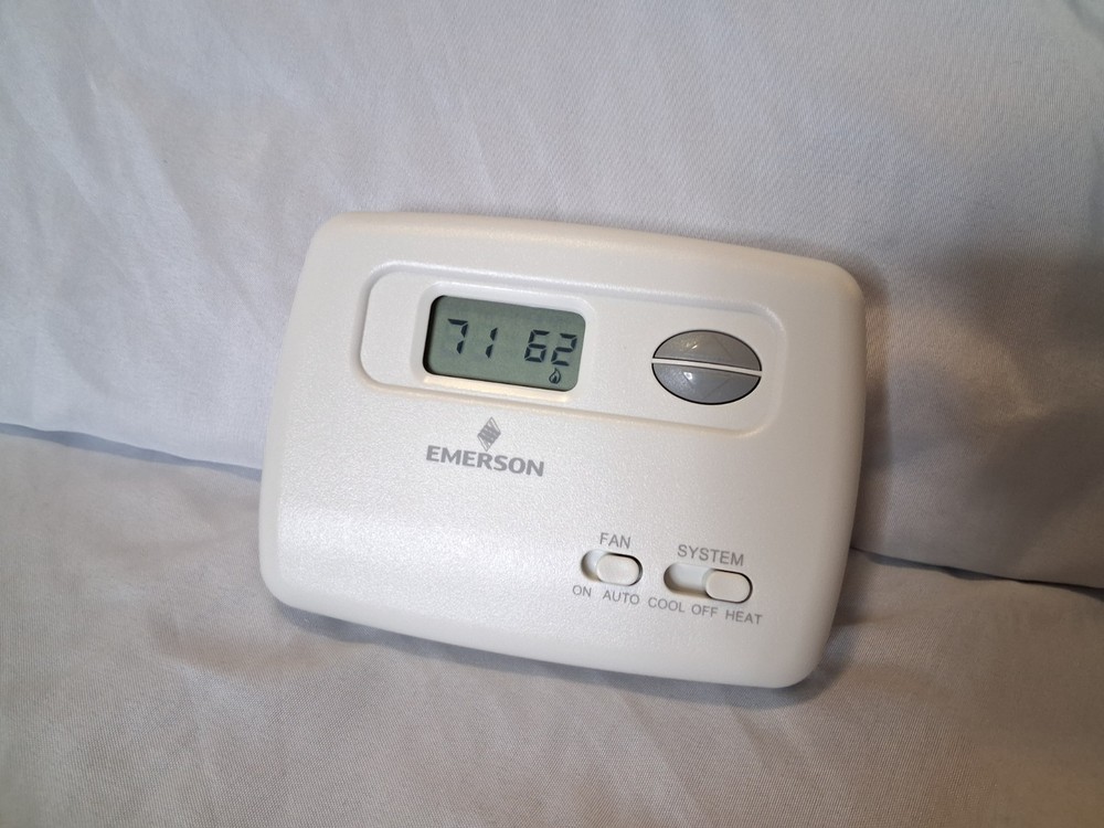 Emerson 70 Series Single Non-Programable Thermostat 1F78-144 New Open Box