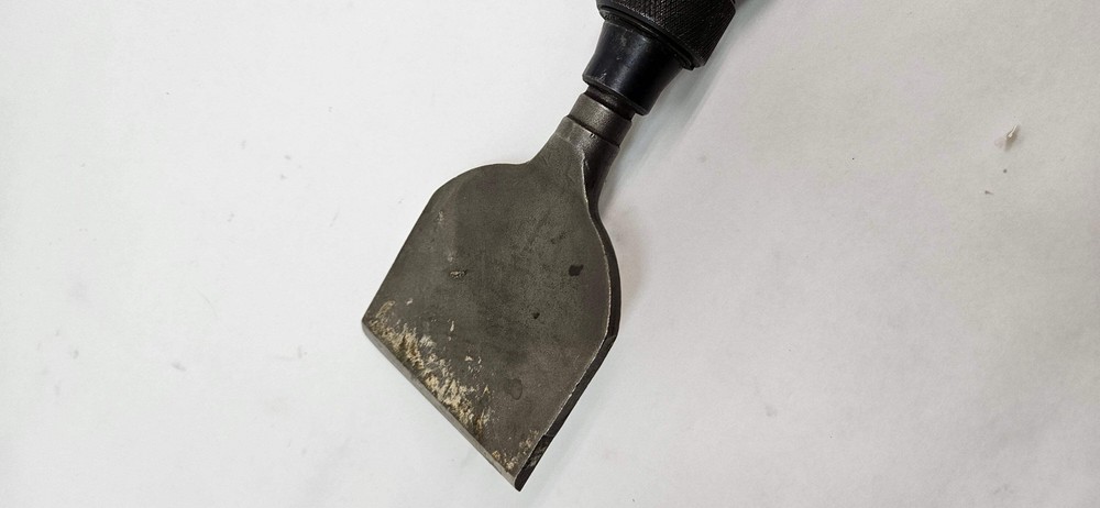 CENTRAL PNEUMATIC 42" LONG REACH AIR SCRAPER