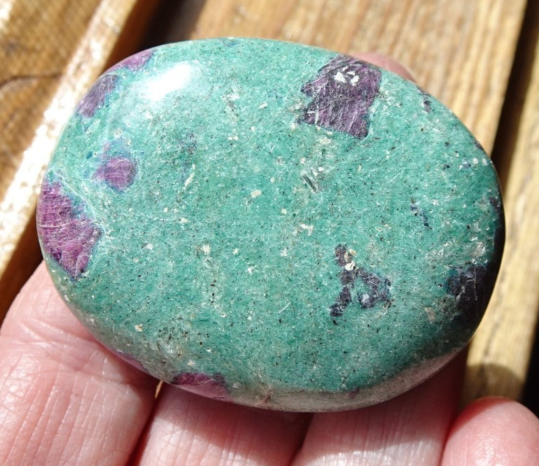 Ruby Fuchsite Palmstone - India sc1009