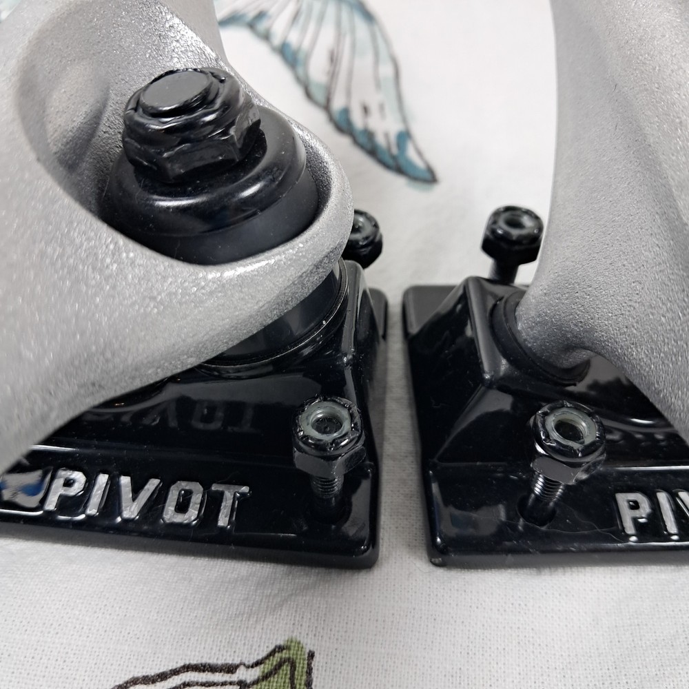 7.75" Pivot Skateboard Trucks Set With Hardware