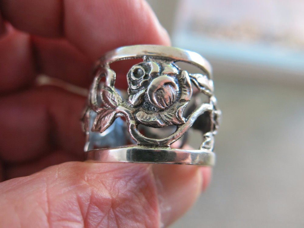 800 Silver Napkin Ring with Flowers 9.1g [2000]
