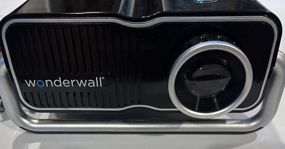 2011 PreOwned Discovery Wonderwall Projector 1625075