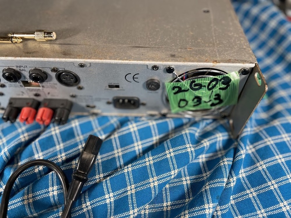 American Audio V2000 Power Amplifier Used