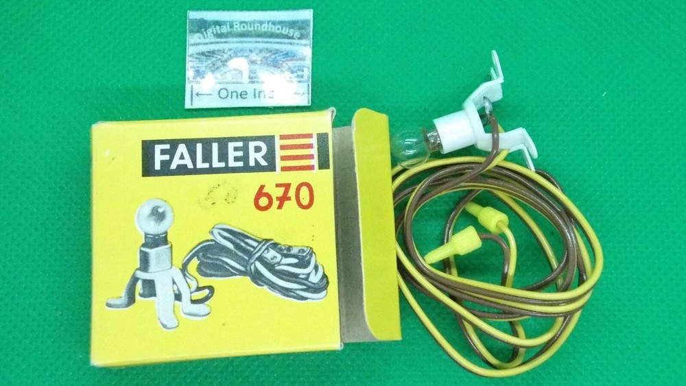 Faller Light Bulb w/Socket & Wire, 18 Volt, Clear, 5mm thread, 18 v, .05 amp