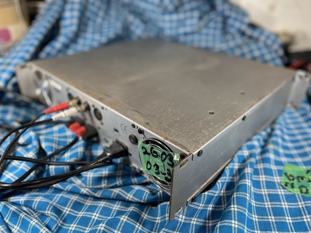 American Audio V2000 Power Amplifier Used