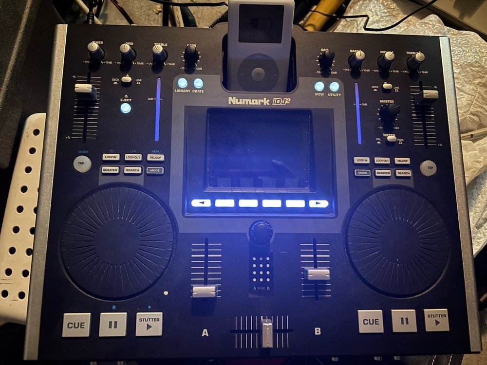 Numark iDJ2 DJ Mixing Console Compatible with iPod Mobile DJ System - TESTED