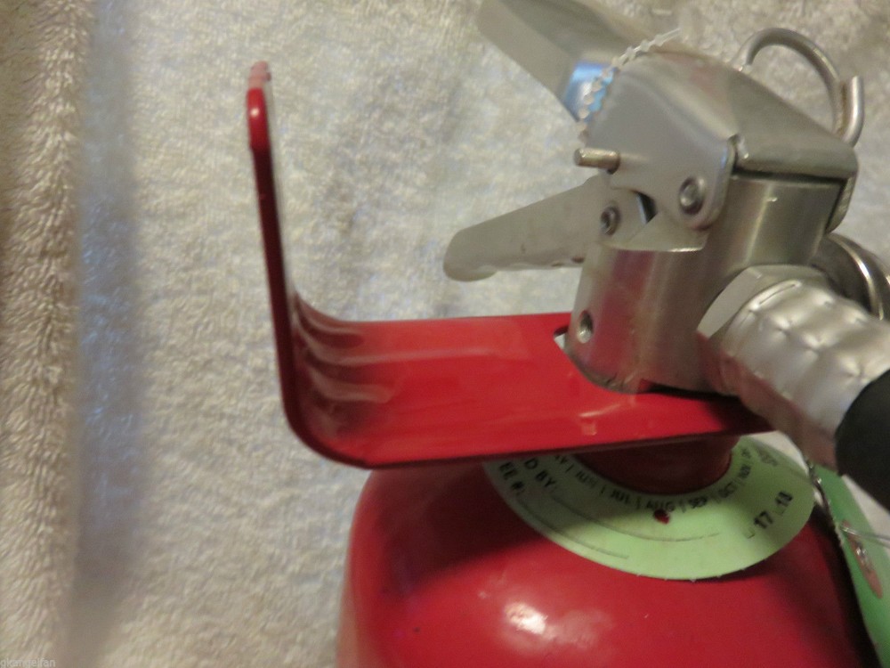 🔥🧯4-FORK STYLE WALL MOUNT 5/10 & 20# SIZE FIRE EXTINGUISHER AMEREX BRACKET