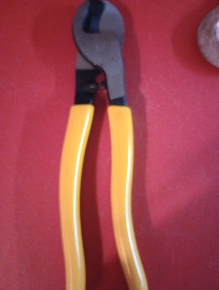 Southwire CCP9DE 9” Cable Cutter With Ergonomic Handle Design