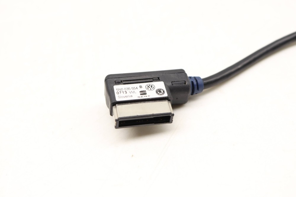 2012-2015 VW PASSAT - Apple IPAD / IPOD / Iphone Cable Adapter Connector