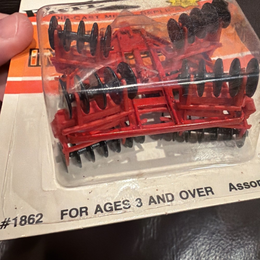 Ertl 1:64 Red Wing Disc #1862*
