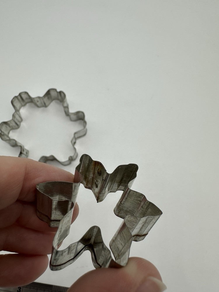 Snowflake Cookie Cutter Set Of 2 Assorted Silver Christmas Decor Kitchen