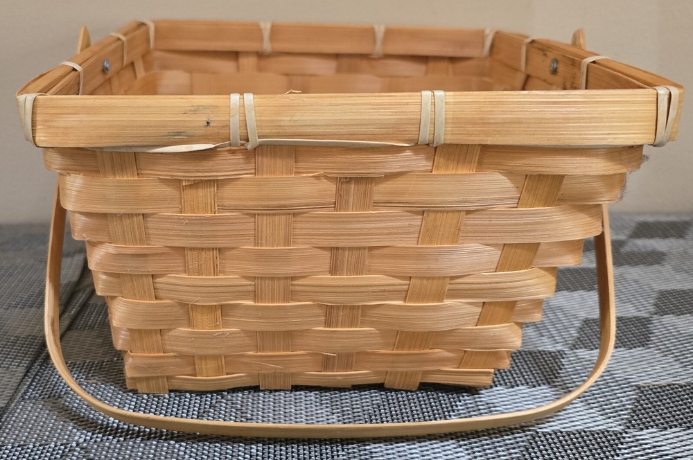 Woven Basket With Movable Handle; 8.75"x8"x5"