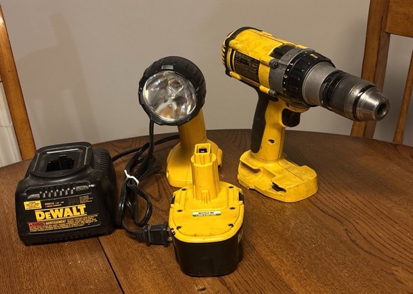 DeWalt Flashlight And Drill Combo kit With One Battery and Charger