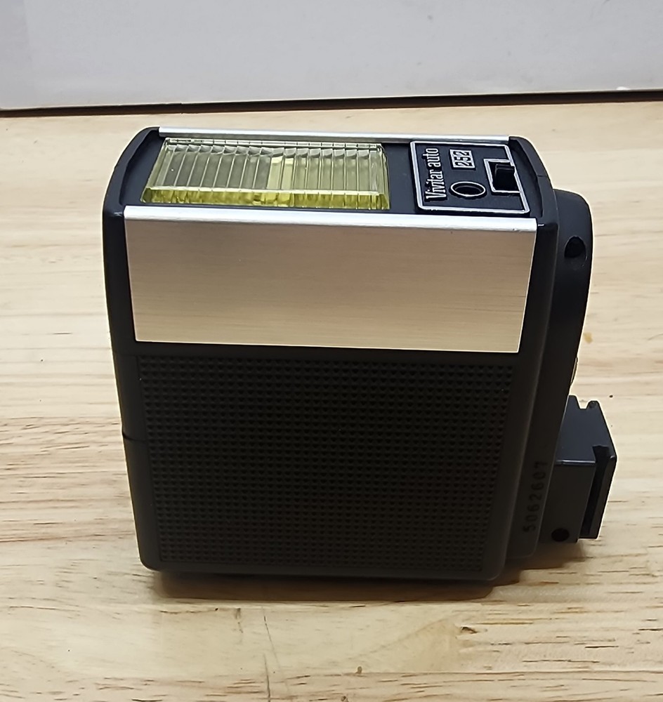 Vivitar Auto 252 Electronic Camera Flash w/ Original Case Vintage