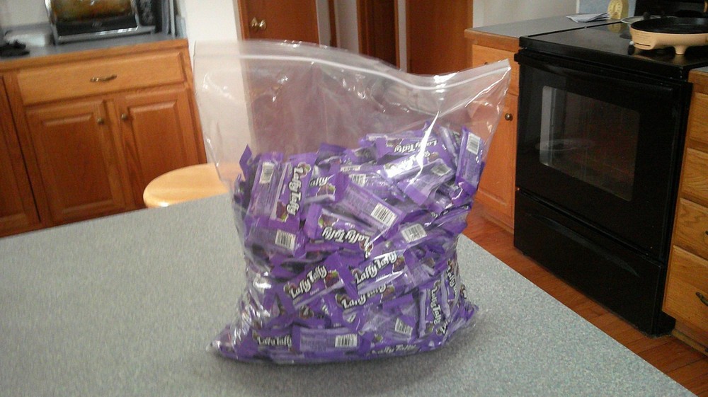 Grape LAFFY TAFFY 400 + pcs. (~ 8.50 lbs,)
