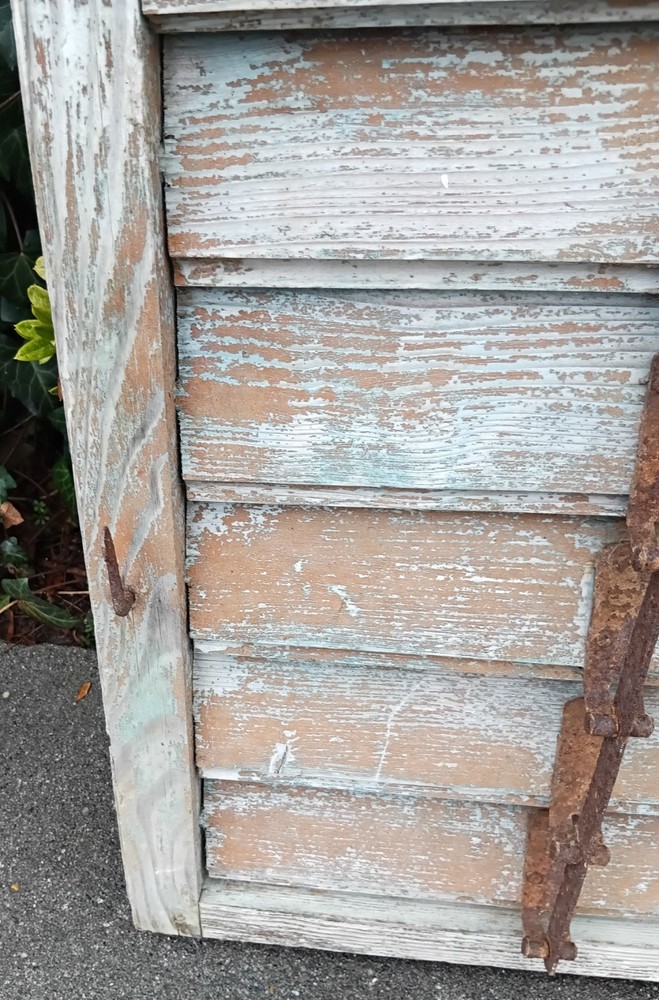 ANTIQUE WOOD SHUTTER