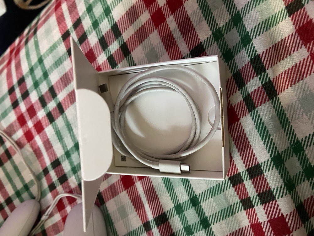 Meta Oculus Quest 2 128GB Bundle w/ link cable & adjustable headstrap powerbank