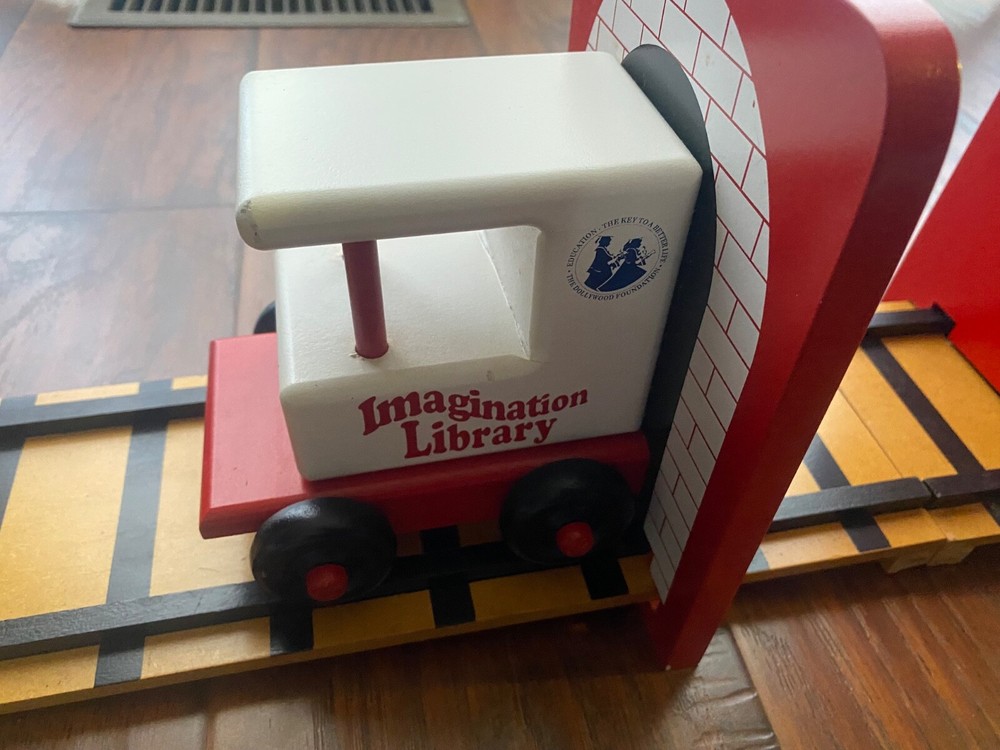 Dolly Partons Imagination Library Wooden Train Bookends/Bookshelf