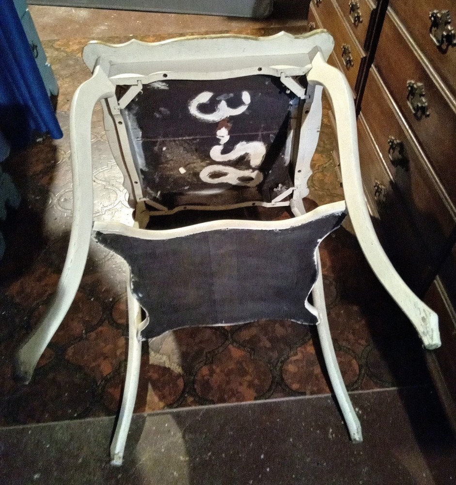 ☆ Antique Wood Parlor Table ▪︎ ☆ Solid & Sturdy ▪︎ ☆ All Original Condition ☆