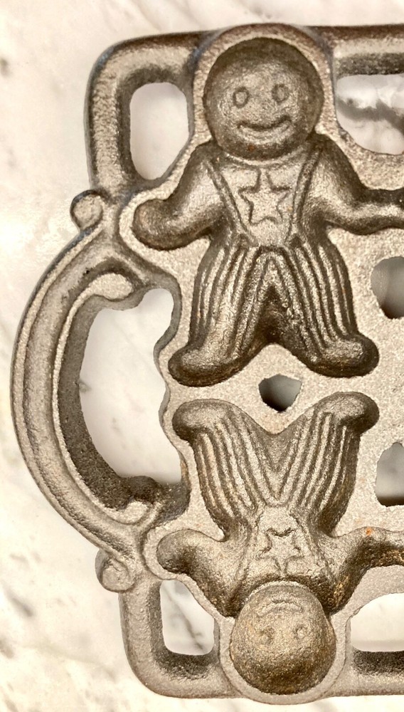CAST IRON GINGERBREAD MAN PAN