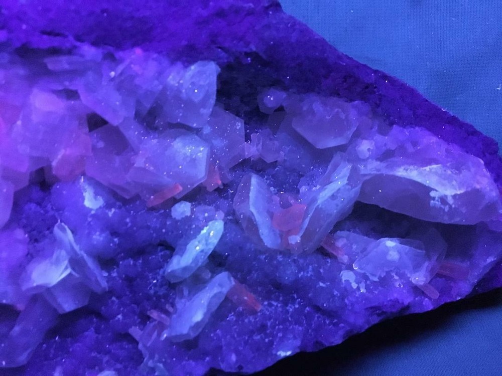 KB: LARGE & NICE FL & PHOS. SW RED & WHITE CALCITE XLS. FROM SAXONY, GERMANY