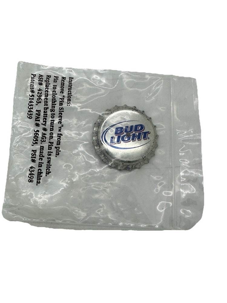 BUD LIGHT BEER VINTAGE BOTTLE CAP PIN BUTTON LIGHT FLASHER BAR ADVERTISING