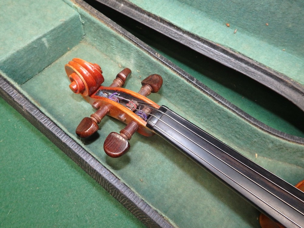 Vintage Wojcik 4/4 Violin case and bow Nice