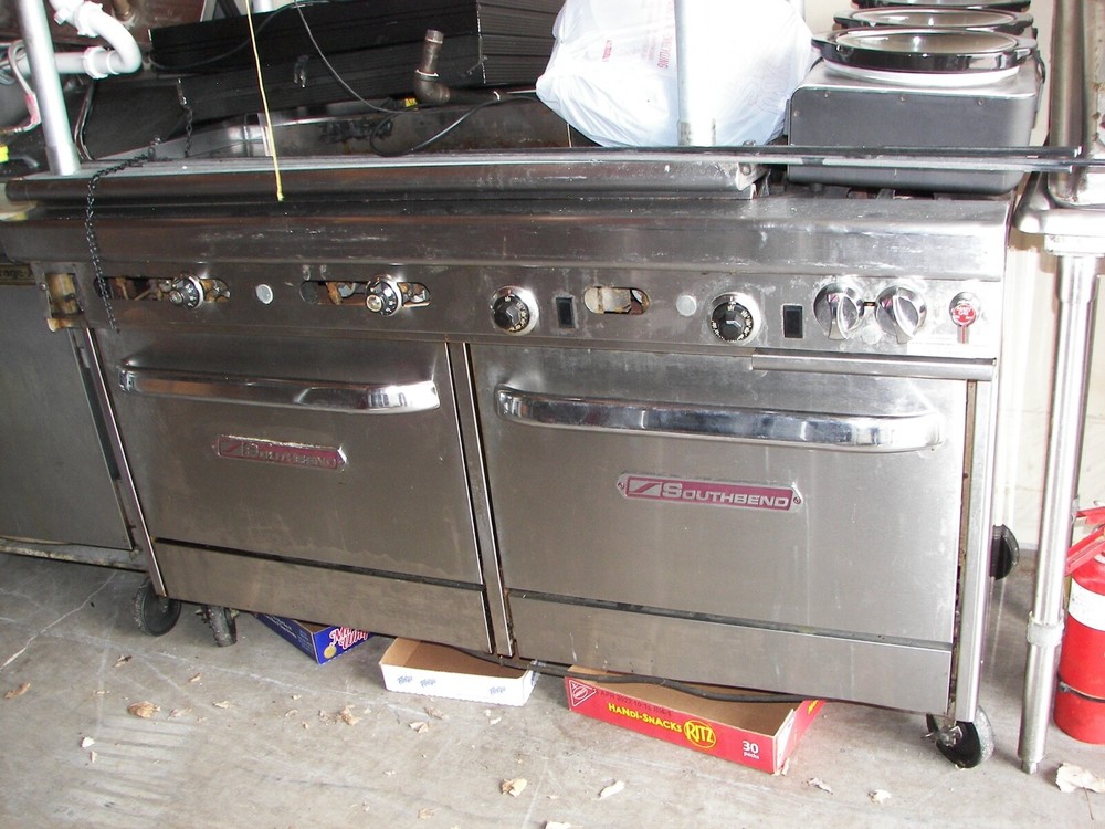 "SOUTHBEND Commercial HEAVY DUTY Natural GAS RANGE OVEN.   