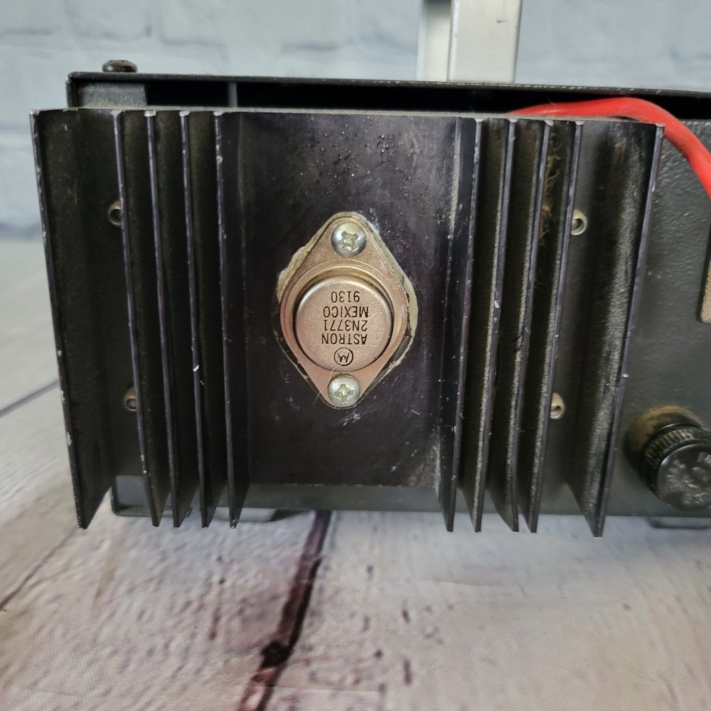 Astron 13.7Vdc Linear Regulated power supply 5A Model RS-7A Powers On