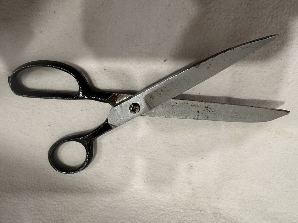 Vintage Black Handled Shears Scissors 7 inches