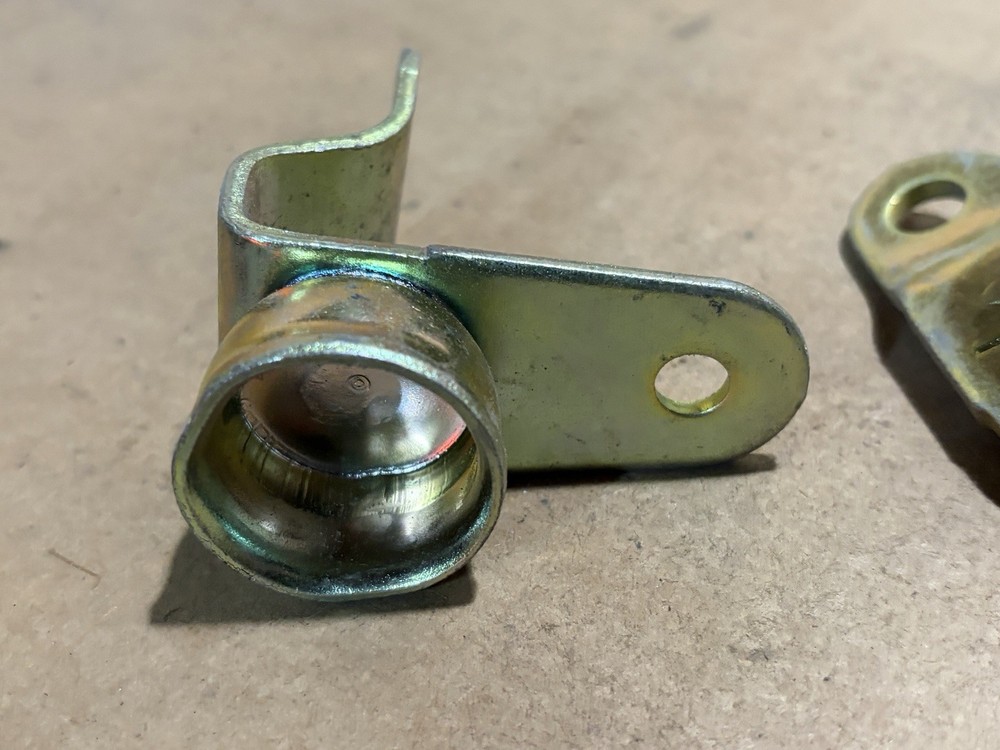 GM 15074253 & 15078745 Left Driver Side Tailgate Hinge -- 1999-2007 Silverado