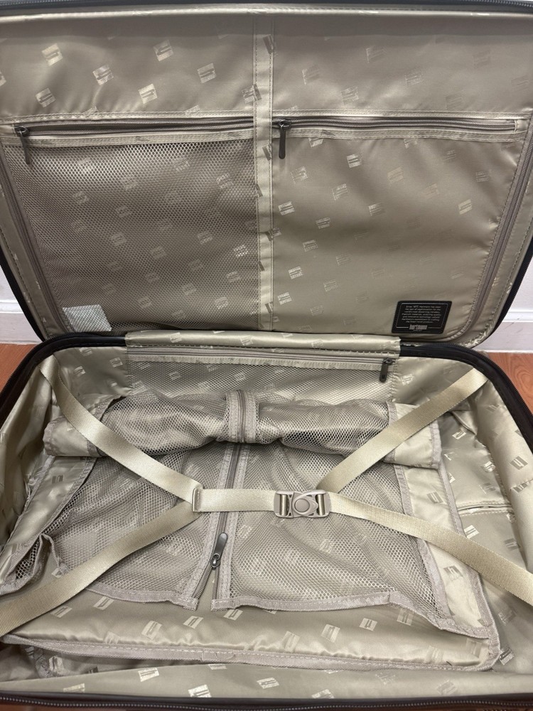 Hartmann 26” Spinner Suitcase Black Chevron Pattern one zipper work for closing