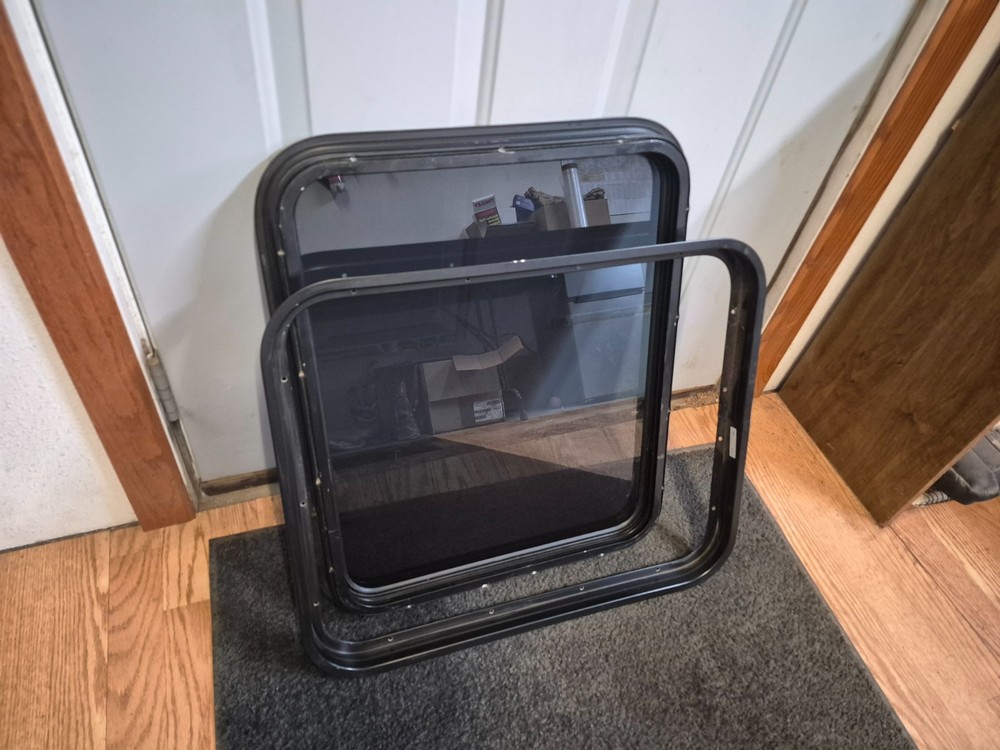 KENWORTH SLEEPER FRAME AND GLASS